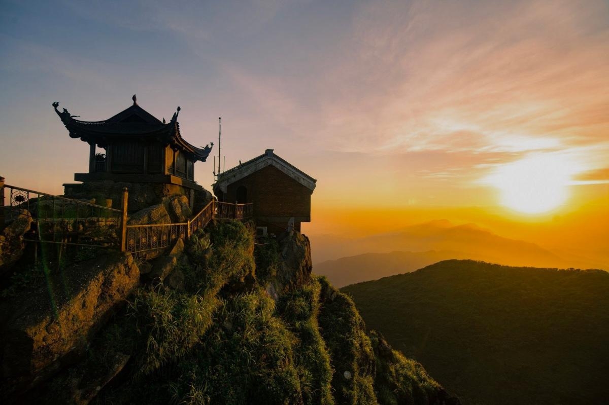 Ha Long - Yen Tu 2 days 1 night tour